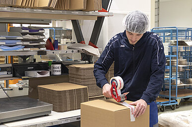 Auszubildender Fachlagerist in der Logistik