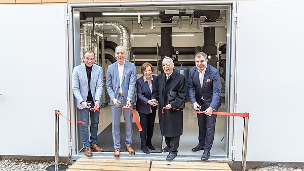 Bürgermeister Markus Böck, geschäftsführender Gesellschafter Roland Schreiner, Ulrike Schreiner mit Ehegatte Seniorgesellschafter Helmut Schreiner und Bundestagsabgeordneter Florian Hahn (v.l.n.r.) eröffnen gemeinsam das Wärmepumpenhaus der Schreiner Group.