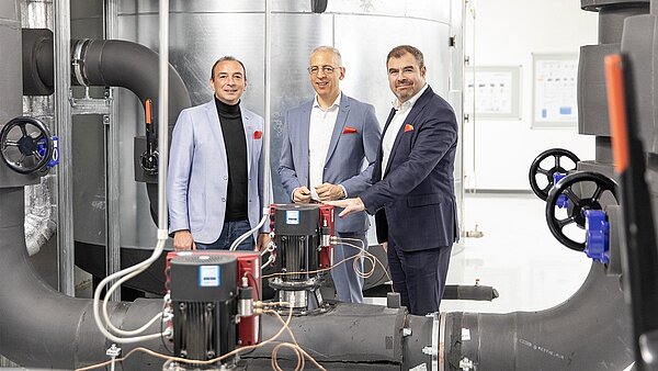 Mayor Markus Böck with Managing Partner Roland Schreiner and Member of Parliament Florian Hahn (from left to right) in the newly opened heat pump house.